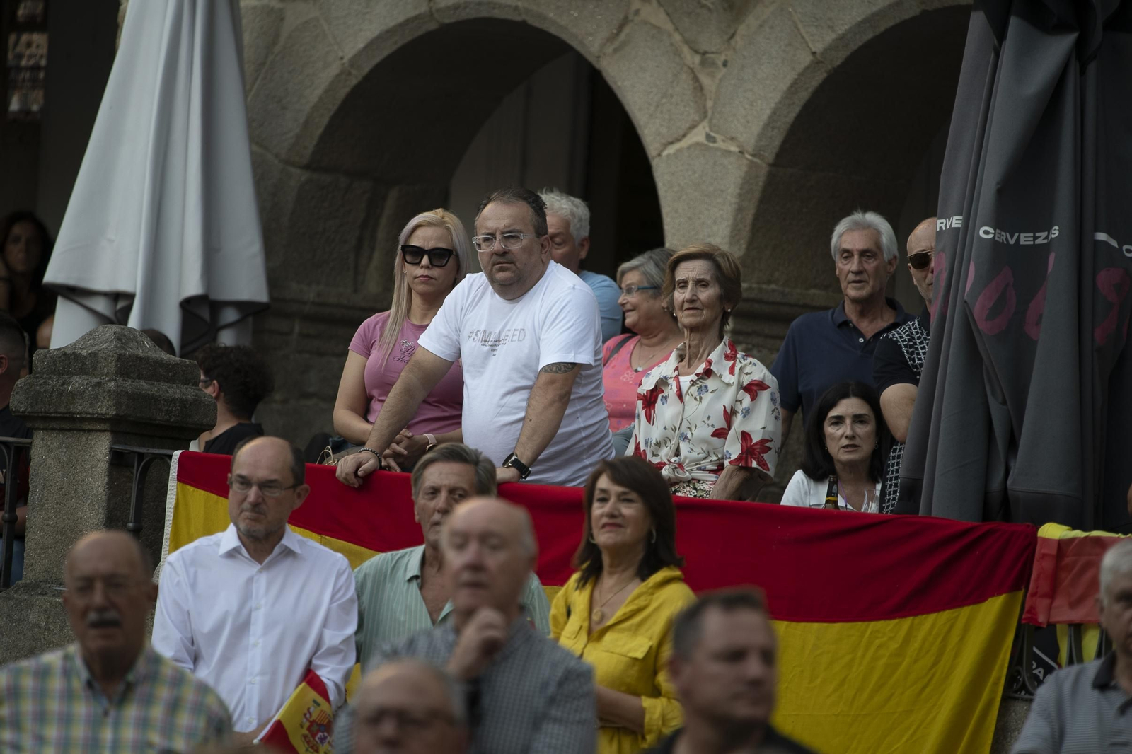 Vecinos y representantes políticos concentrados en la Praza Maior de Ourense frente al Concello durante la jornada de apoyo a Ceuta.