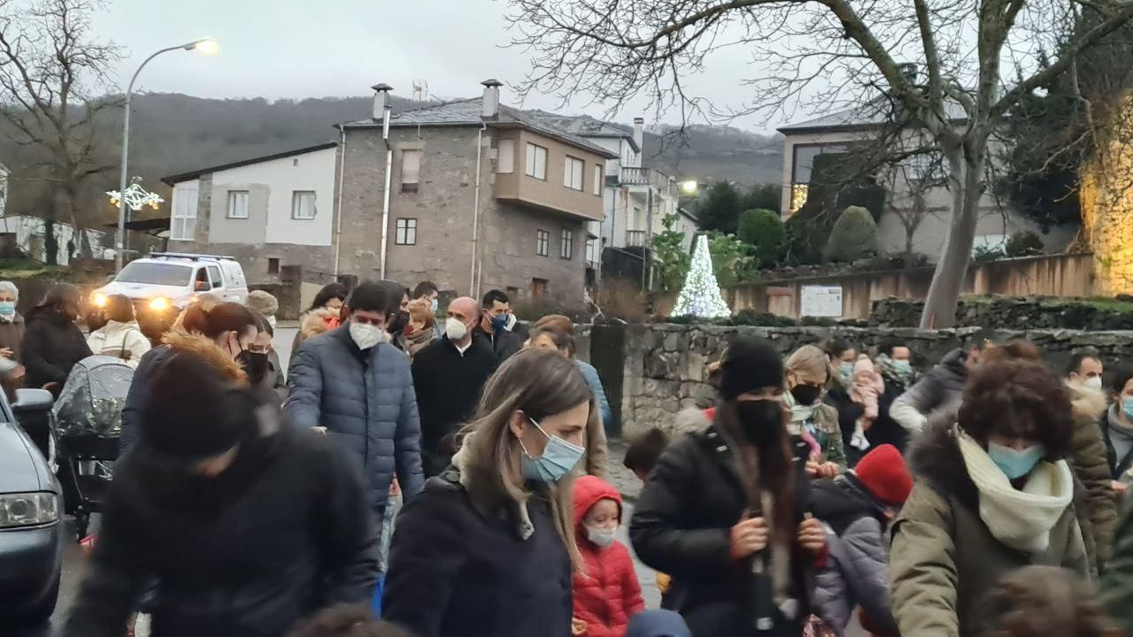 MANZANEDA. Los Reyes Magos  salían a las 18,00h del patio del colegio recorriendo el pueblo hasta su llegada al centro de día. Pararon en la Praza do Concello para hacer la ofrenda de oro, incienso y mirra al niño Jesús. Al llegar al centro de día recibían a los niños terminando con una chocolatada. // R. Martínez