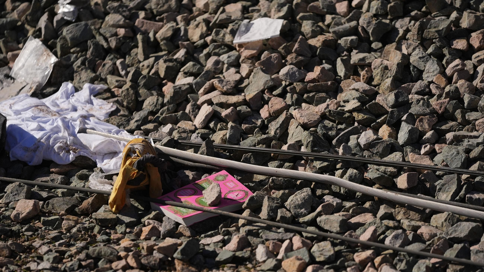 Objetos personales y material ferroviario esparcidos sobre las vías tras el accidente.