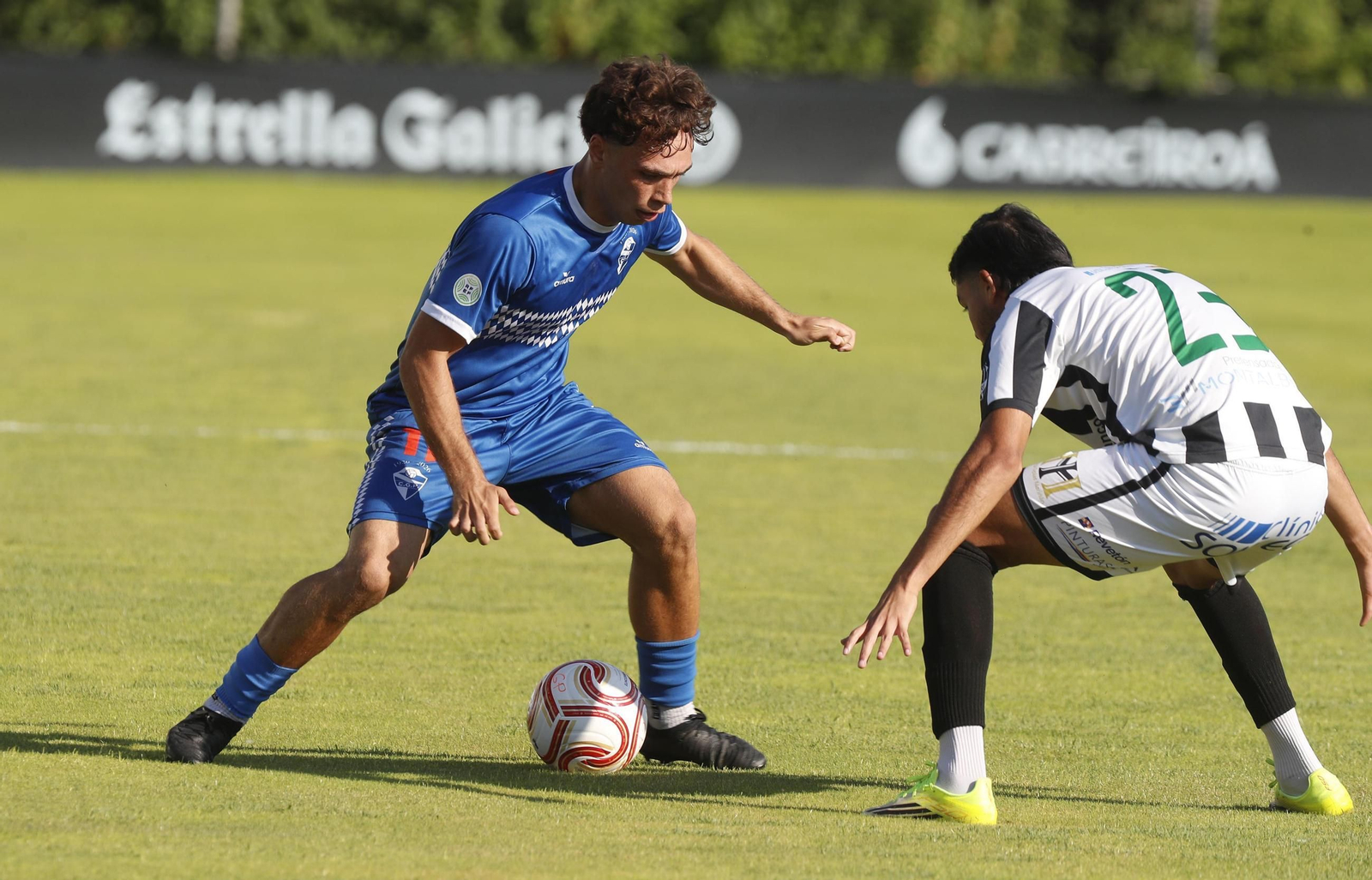 El jugador del Gran Peña Diego Covelo, frente al Antela.