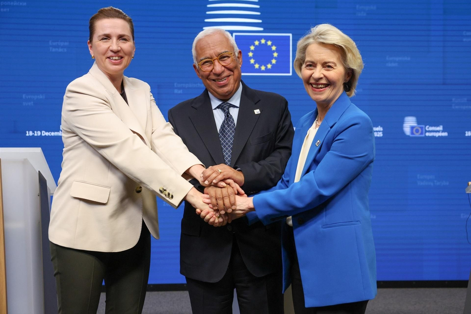 La primera ministra de Dinamarca, la socialdemócrata Mette Frederiksen, junto al presidente del Consejo Europeo, António Costa, y la presidenta de la Comisión Europea, Ursula von der Leyen.