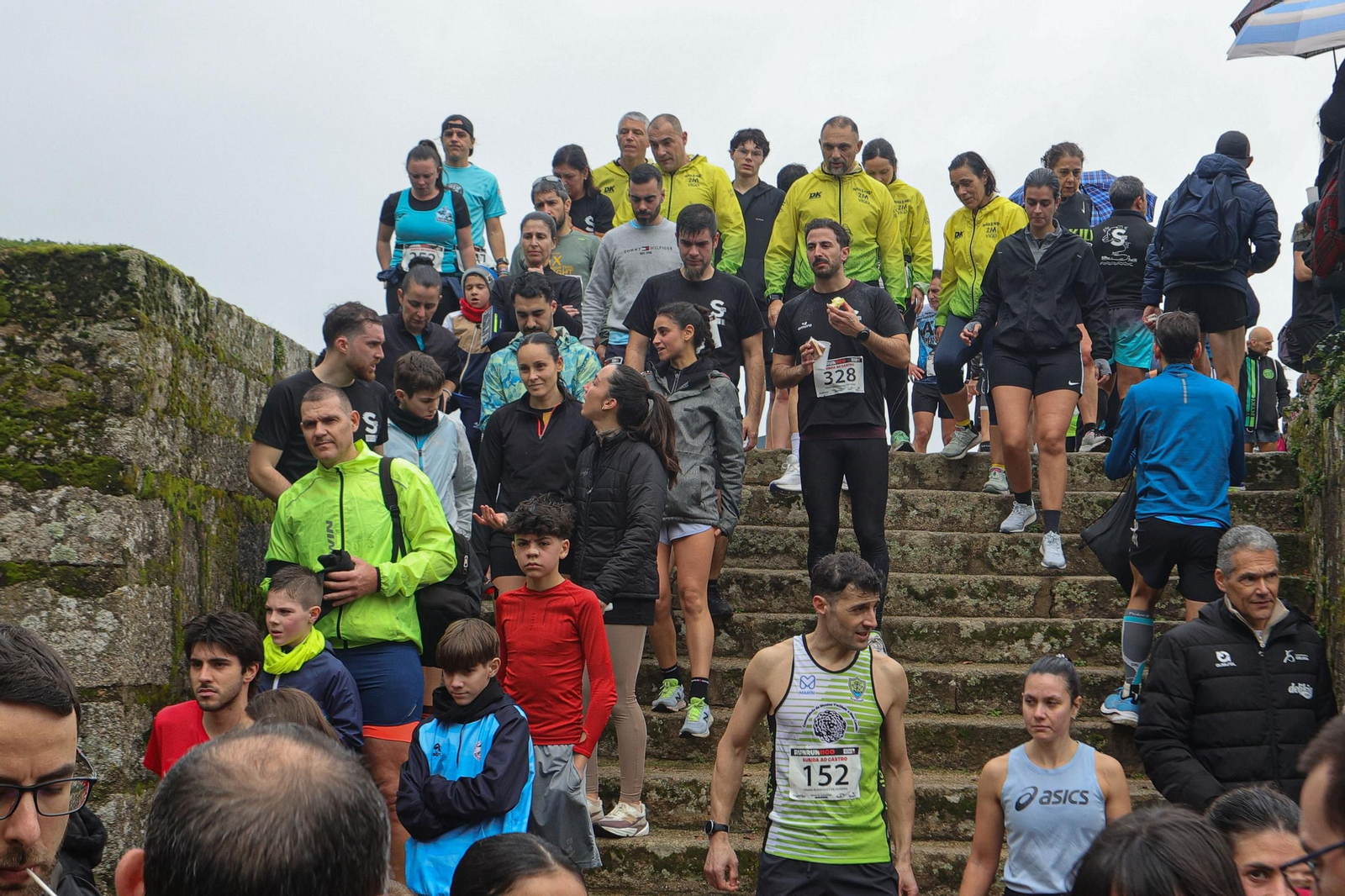 Galería | Cientos de atletas aguantan la lluvia en la Subida ao Castro