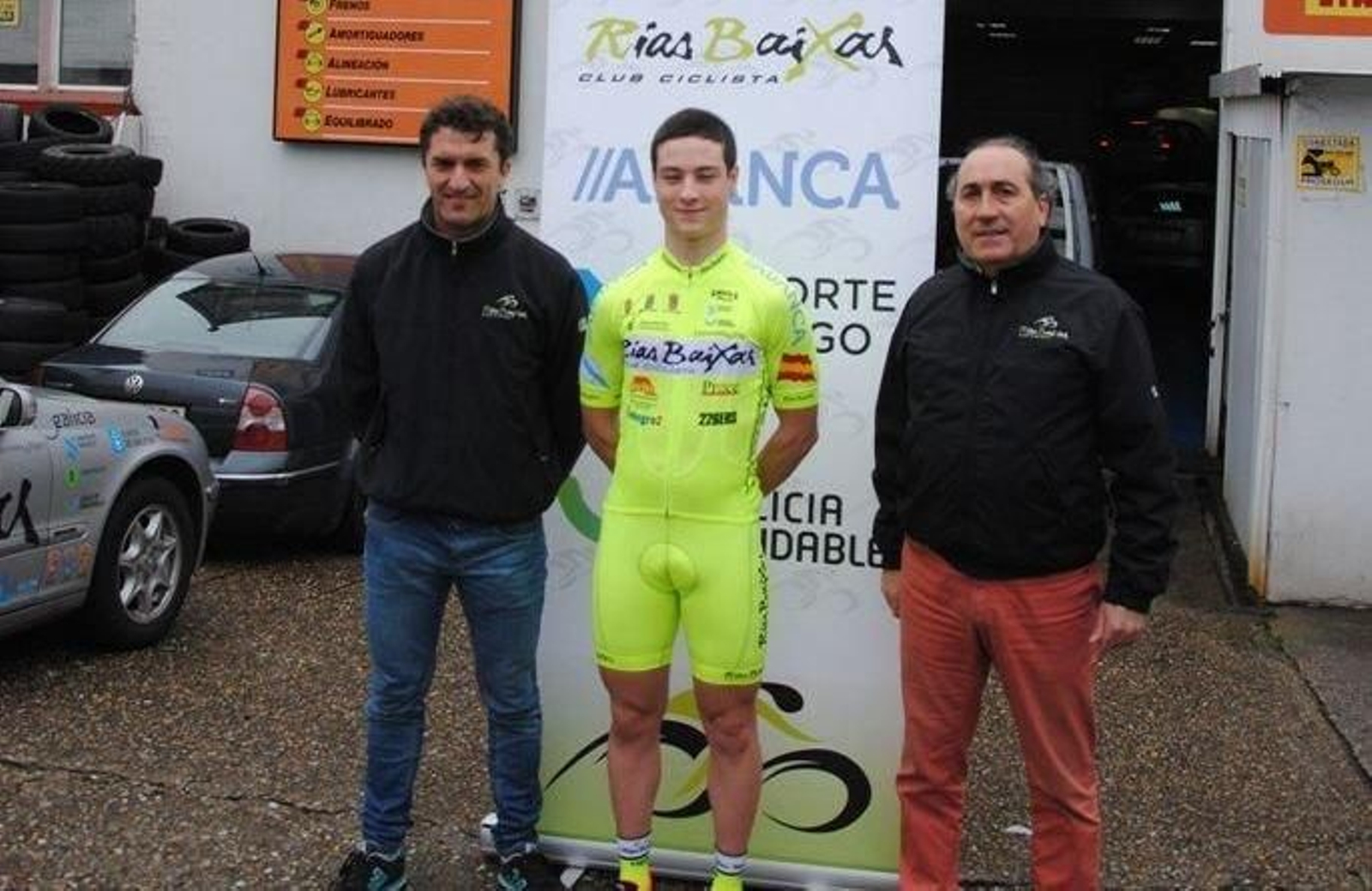 Lois Rodríguez, entre Marcos Serrano y José Luis Chamorro, durante su presentación.
