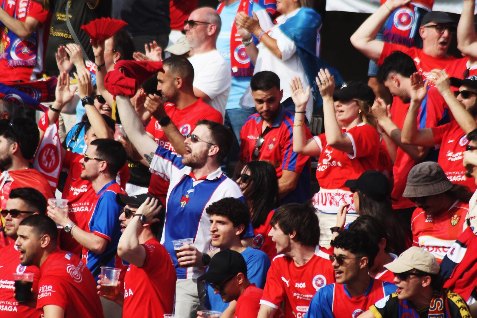La afición de la UD Ourense animando a sus jugadores.