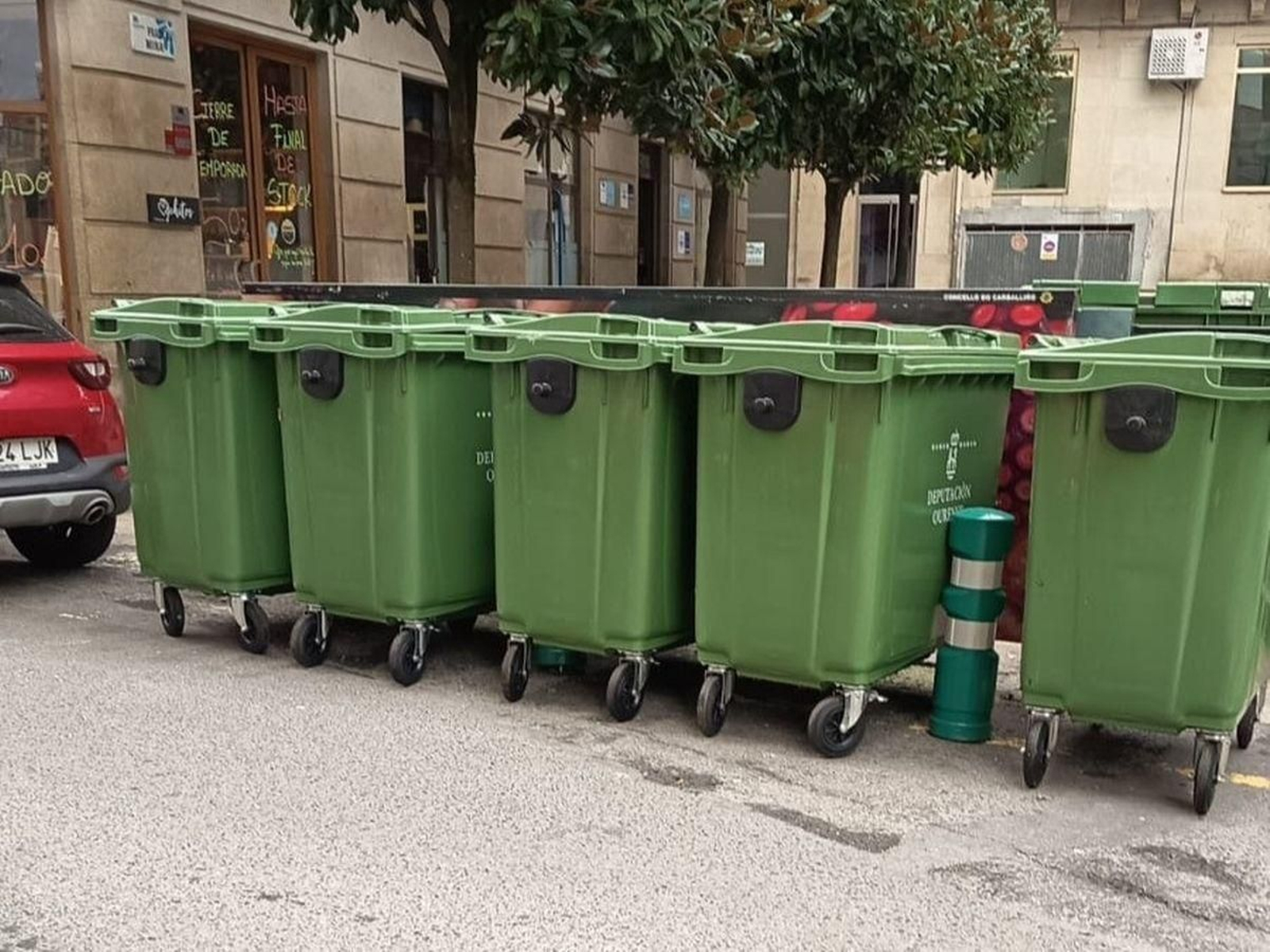Contenedores en una calle de la villa.