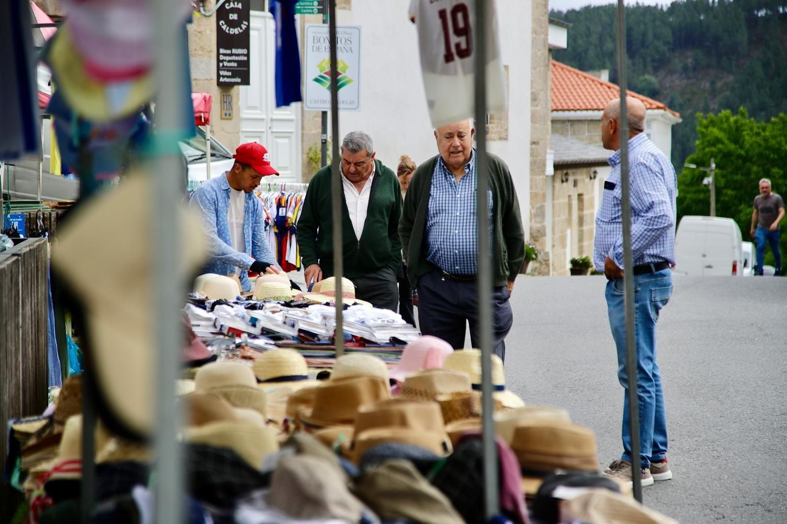 Galería | Ganaderos y tratantes celebran el regreso de la feria de ganado en Castro Caldelas, en fotos