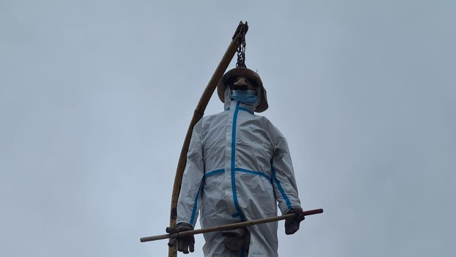 El meco ya se sostiene en un poste ubicado en mitad de la praza Maior de Xinzo desde ayer. (Cedida).