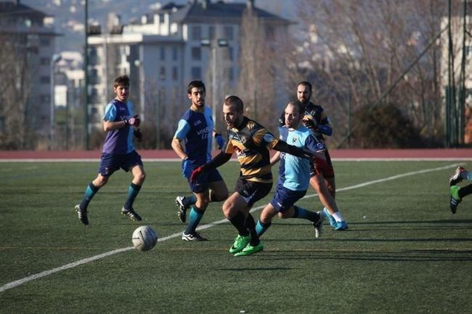 Un jugador del Auriense, rodeado de rivales en un partido de liga.