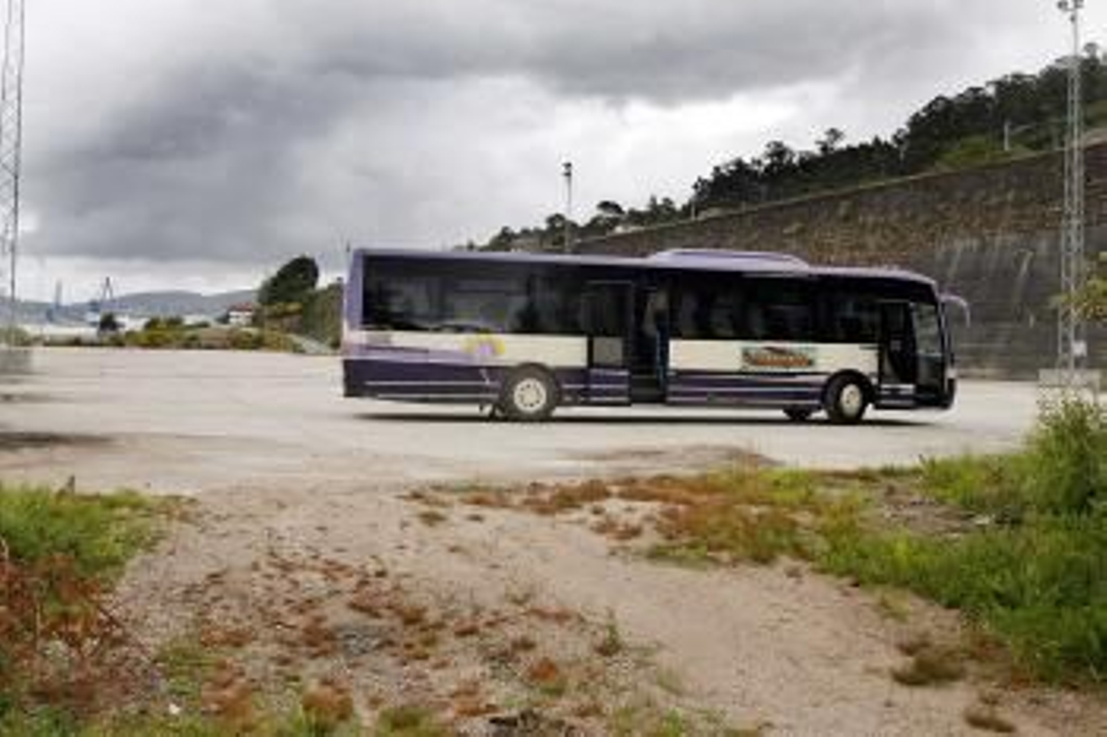 Un autobús aparcado en la base de contenedores de Rande, cuando el Puerto dio permiso por un día para  su uso como estacionamiento.