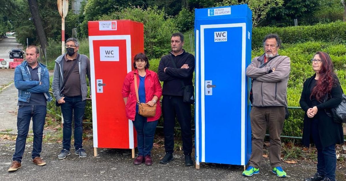 Vecinos de Vigo envían orinales al Concello y Xunta para reclamar aseos