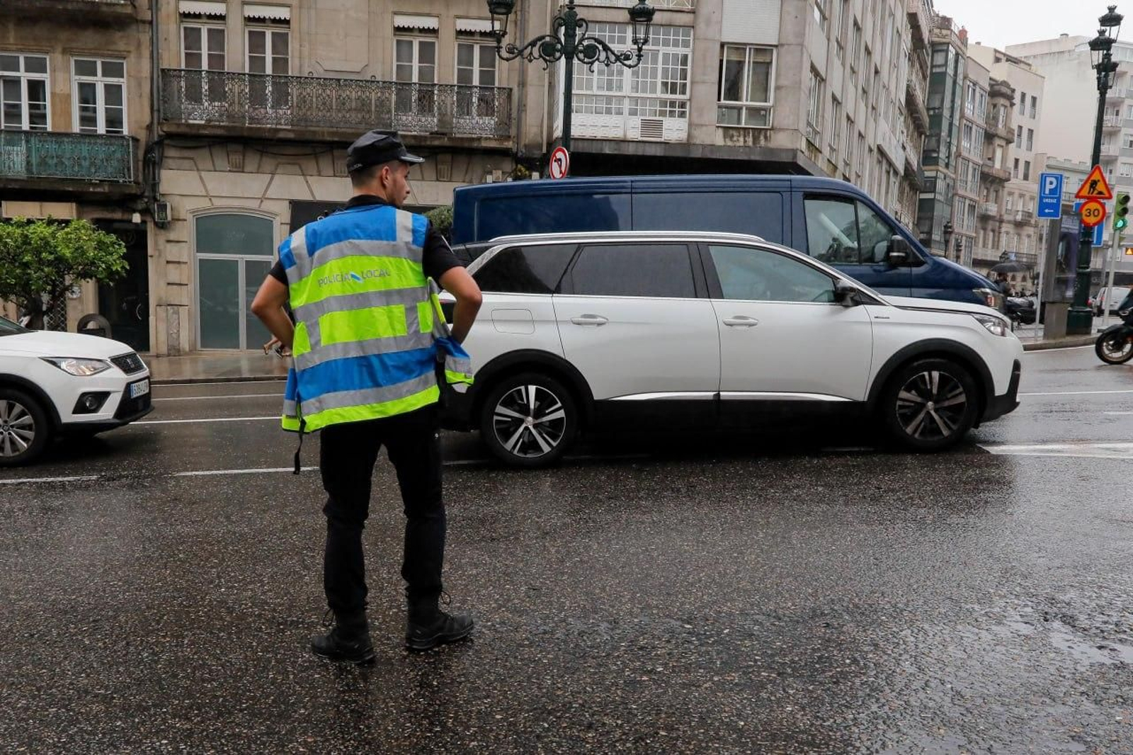 Un policía regula el tráfico en la confluencia de Urzaiz, Gran Vía y Lepanto.