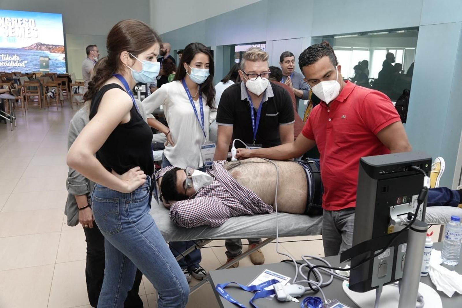 Asistentes a uno de los talleres del congreso de Urgencias y Emergencias ayer en el Auditorio durante al atención a un supuesto paciente.