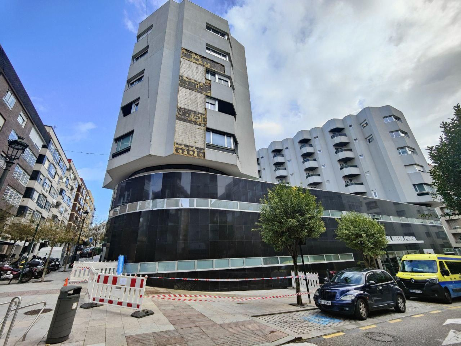 Desprendimiento en la fachada de Povisa.