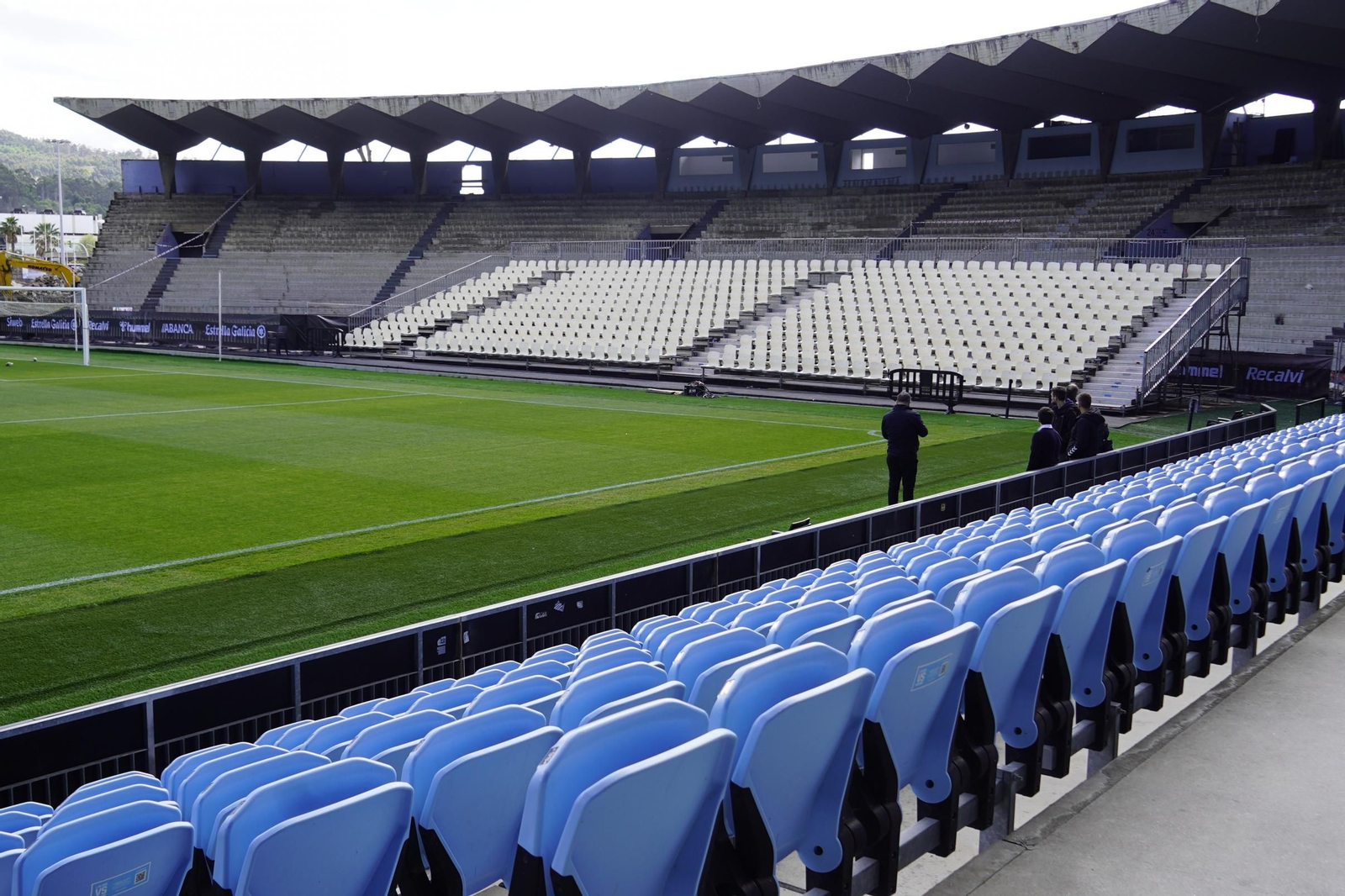 La grada supletoria de Gol se extiende desde la portería hasta el córner de la esquina Tribuna.