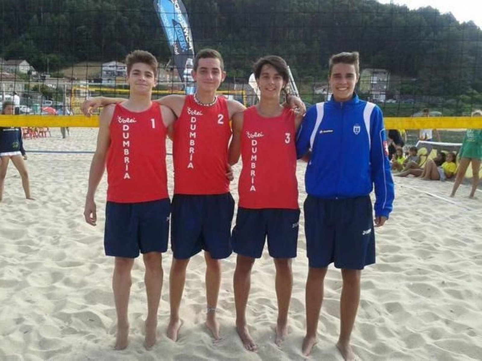 Manuel Marcote (segundo por la derecha) es nuevo jugador del Club Vigo.