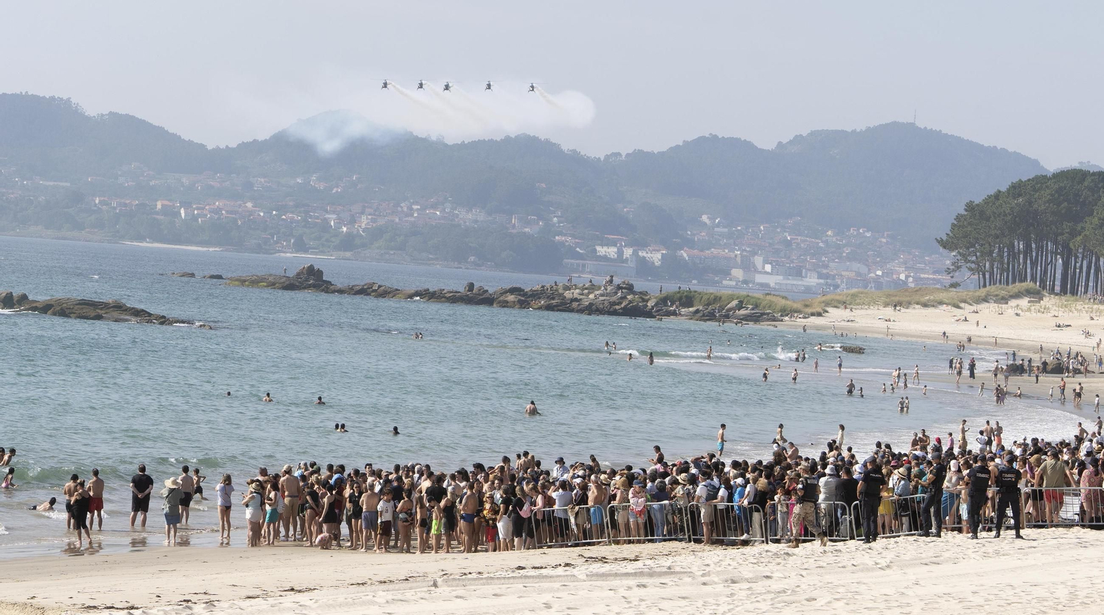 Galería | Felipe VI participa en la revista naval y presencia la exhibición de militares en Samil