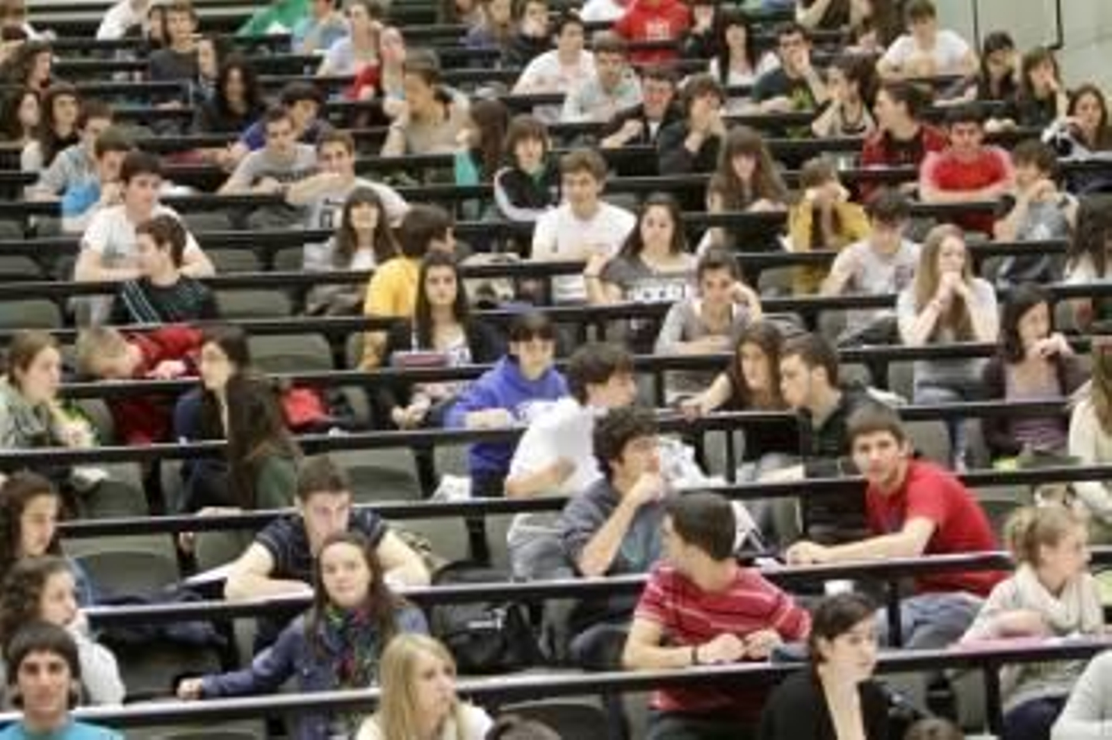 Grupo de alumnos momentos antes de comenzar un examen de Selectividad. (Foto: ARCHIVO)