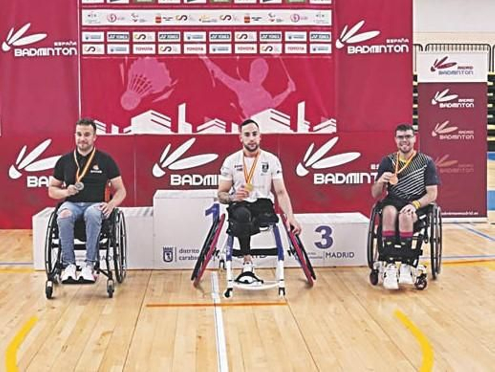 Ignacio Fernández, en el centro de la imagen, en el podio como campeón de España de parabádminton en el cuadro individual.