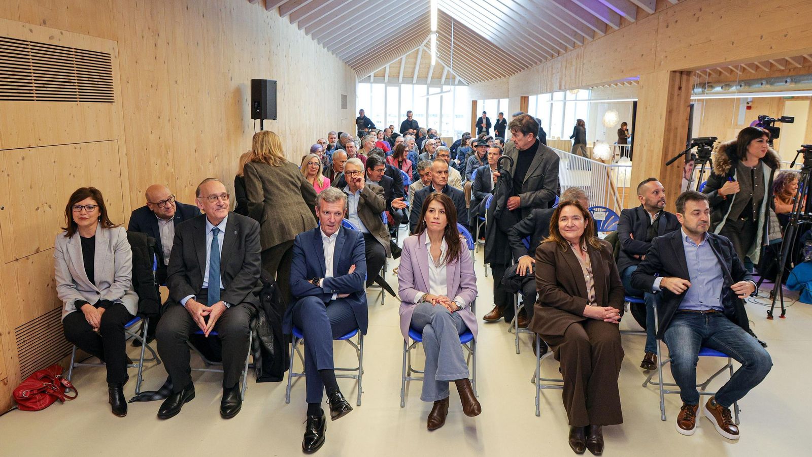 En el acto estuvieron Alfonso Rueda, María José Caride, el rector Manuel Reigosa, la conselleira María Martínez Allegue, la delegada Ana Ortiz o Corina Porro, entre el público.