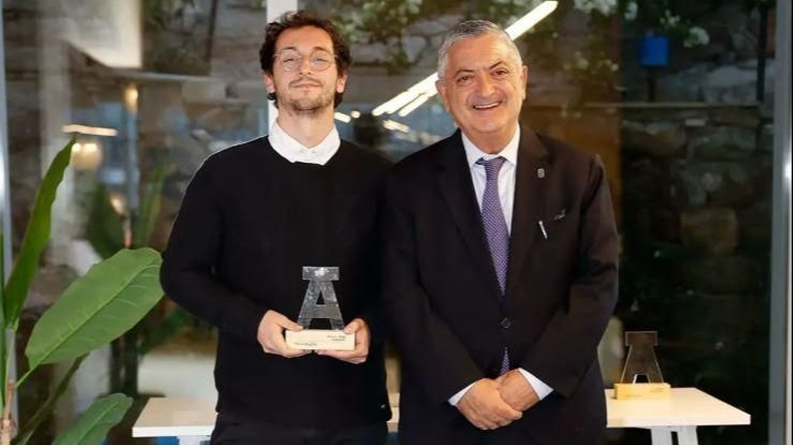 Alejandro Sanz con su premio Alumni UVigo Distinguido.