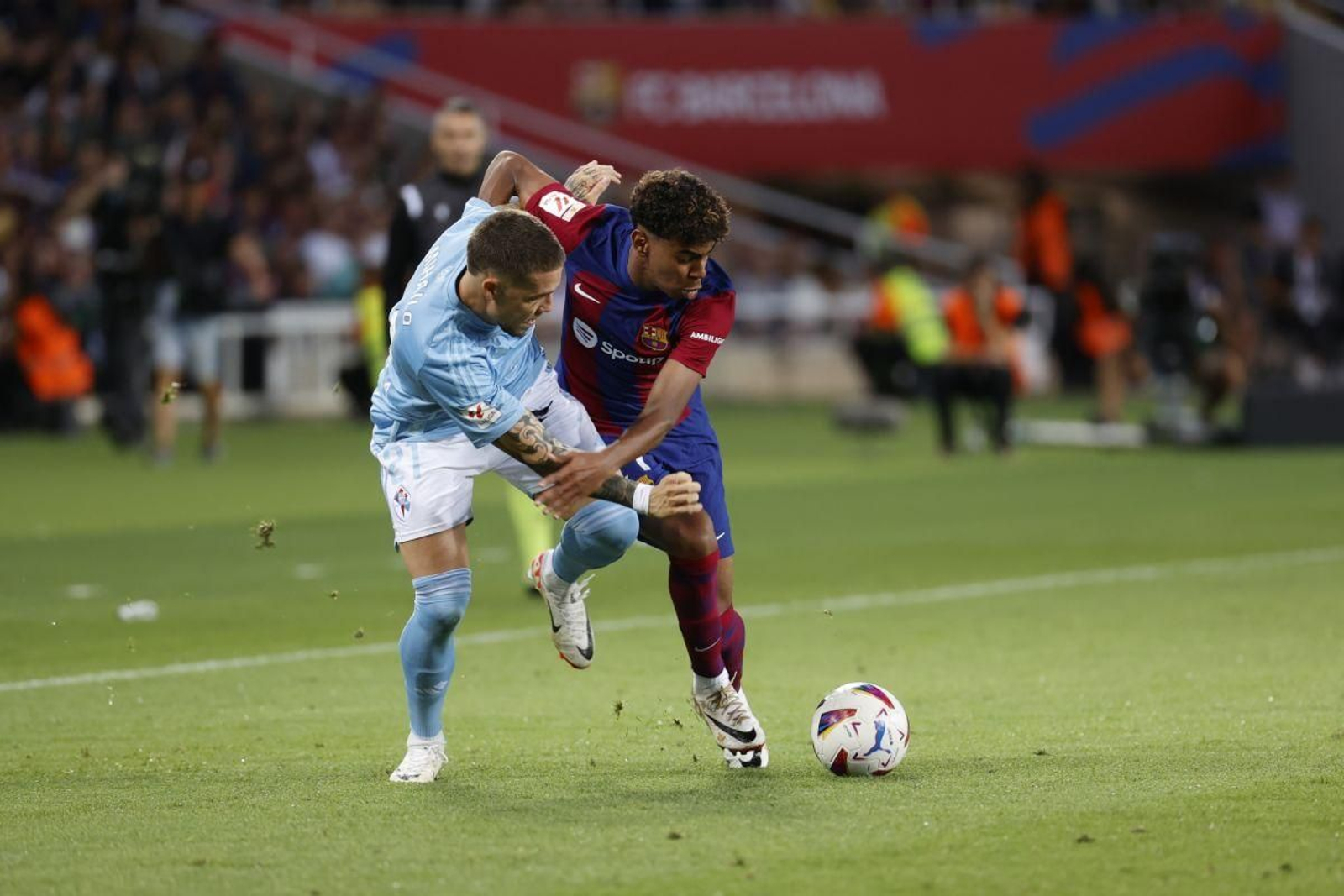 Mihailo Ristic pelea con Yamile Lamal en el partido del pasado sábado en Barcelona.