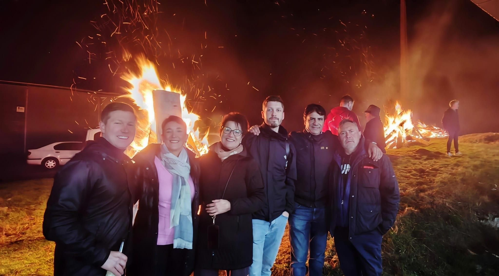 El profesor Mike Wahl, presentador, junto a los ourensanos Ana, Lola, Braeden, Pablo y José Antonio en un magosto.