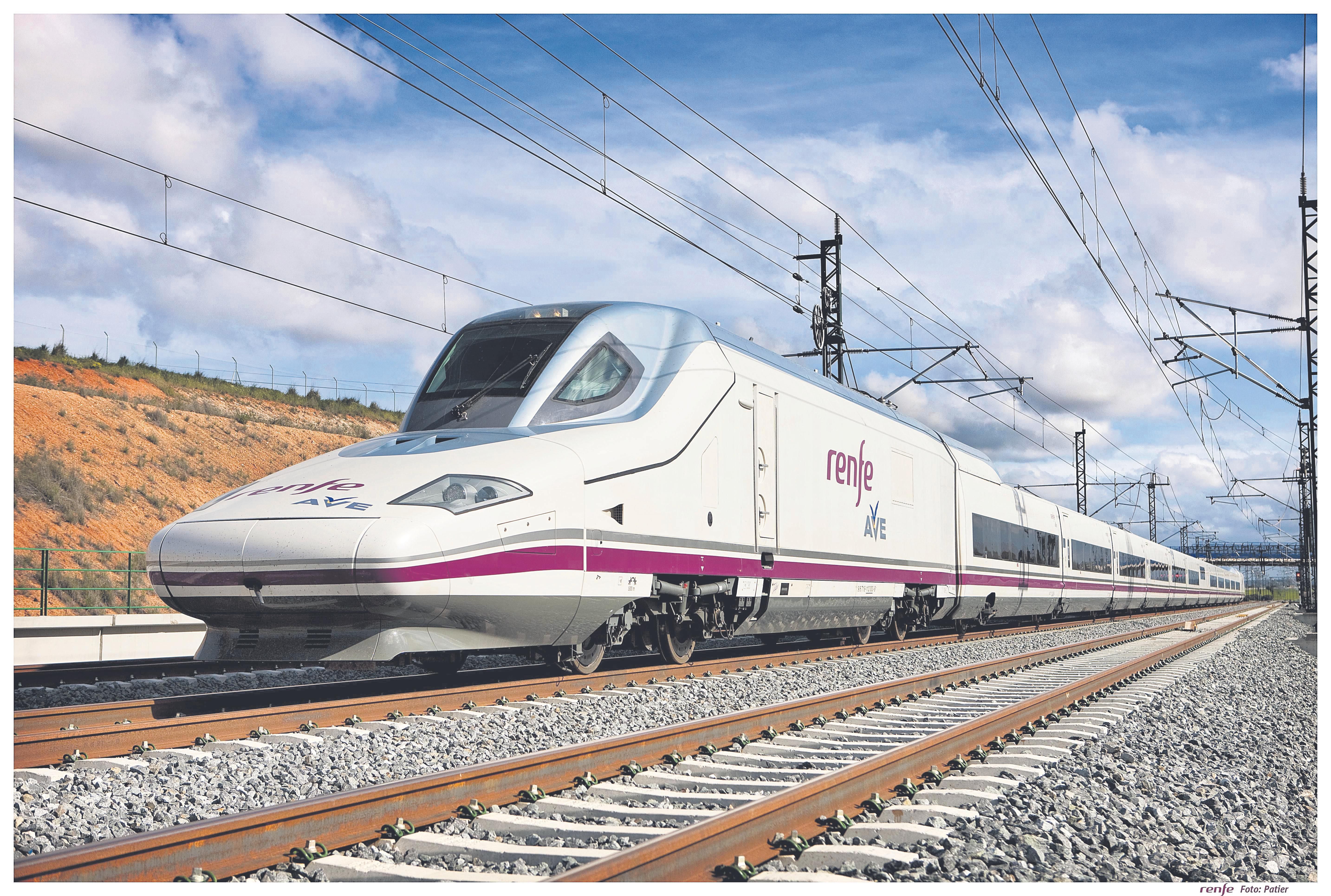 El tren de Alta Velocidad durante el recorrido de prueba en su entrada en Galicia.