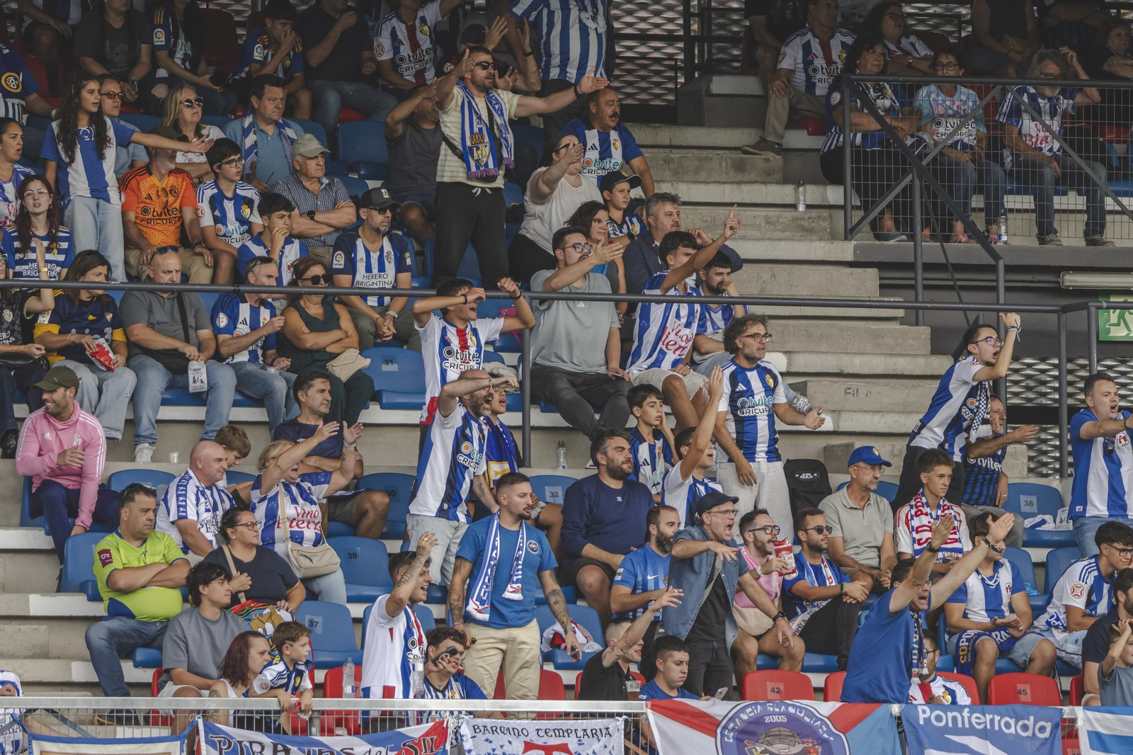 Galería | O Couto disfruta con el estreno de la UD Ourense en Primera Federación, en fotos