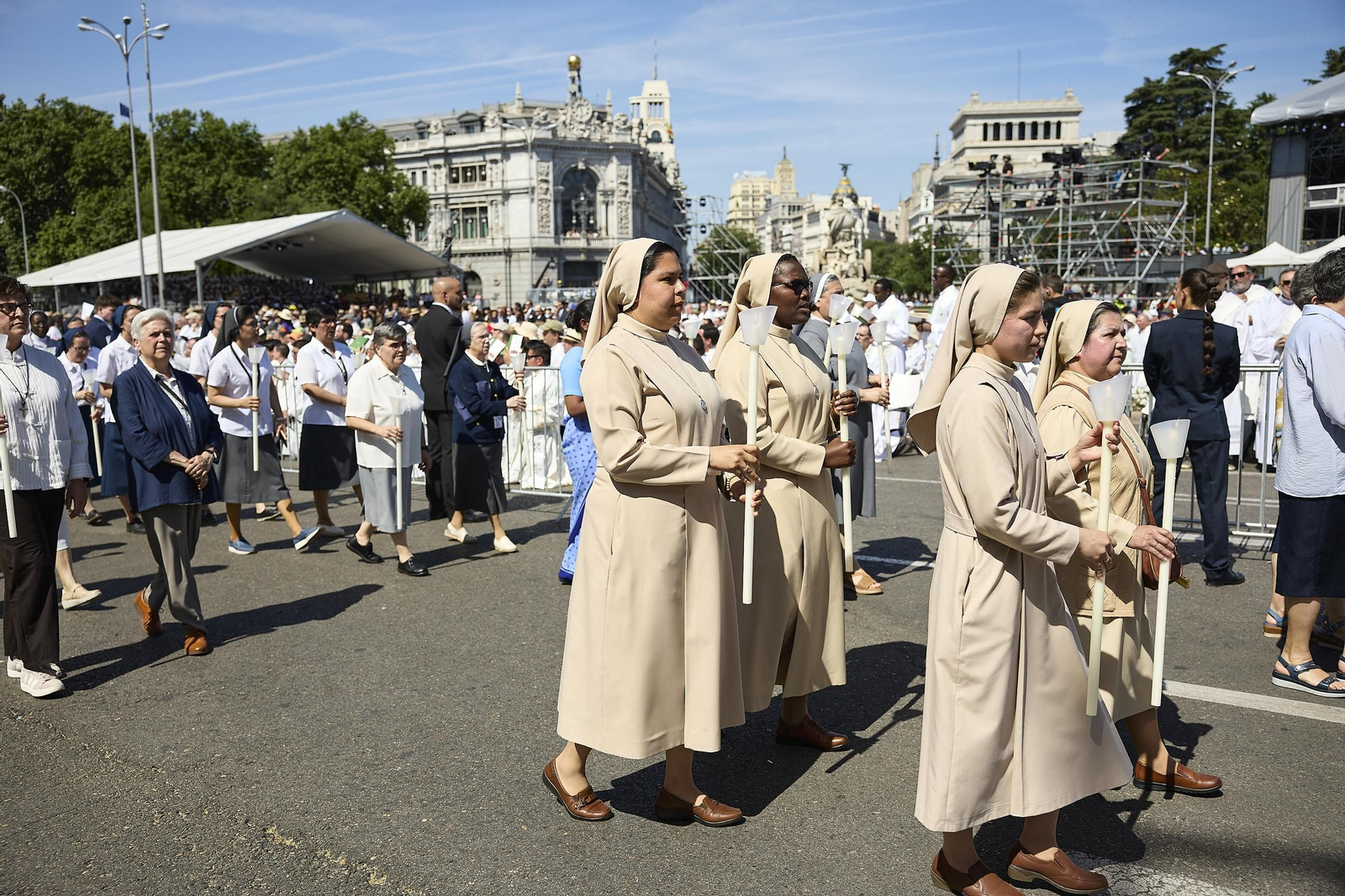 Galería | Multitudinaria misa y procesión del Corpus en Madrid con el papa León XIV