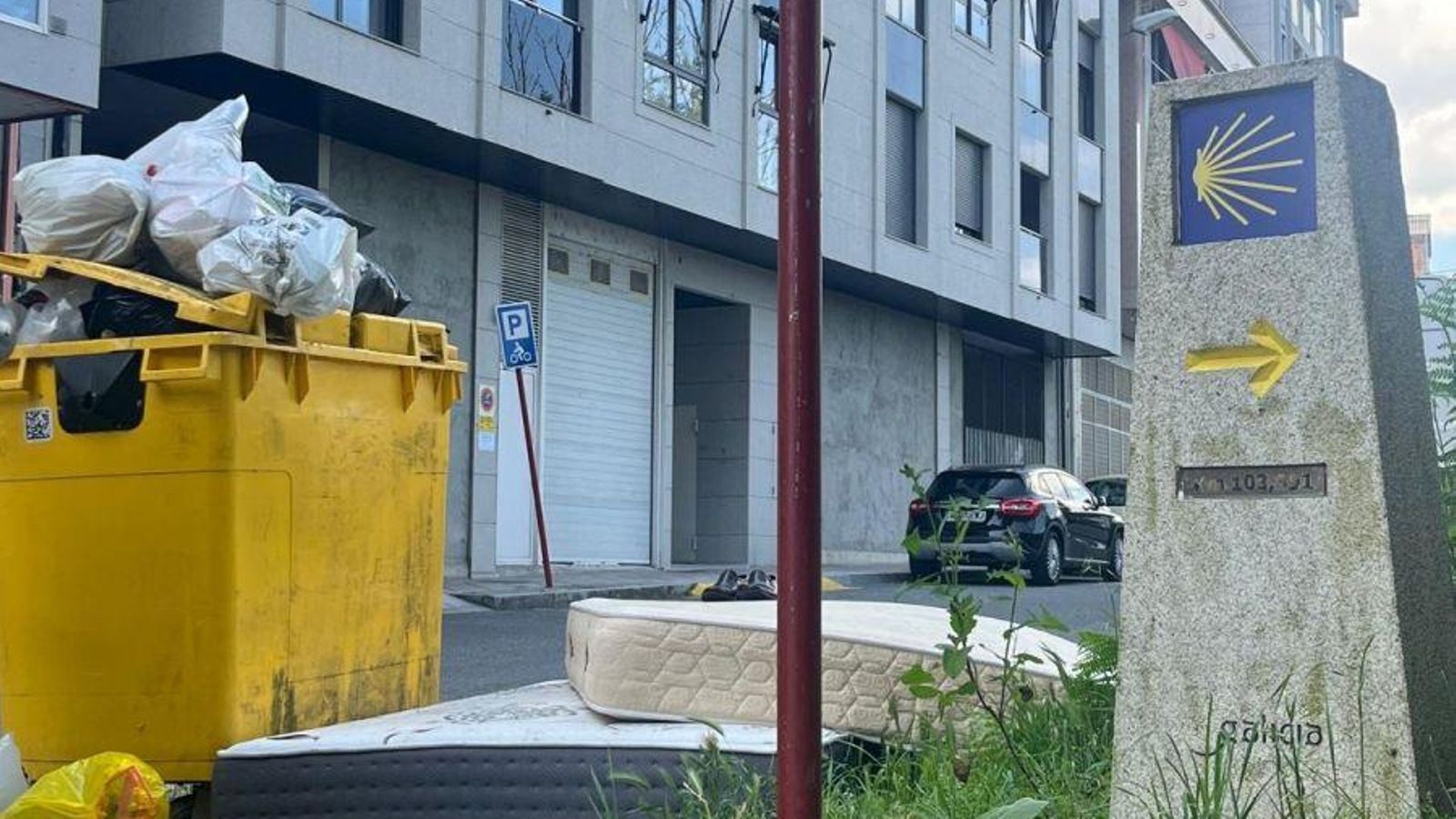 Basura junto al Camino de Santiago.