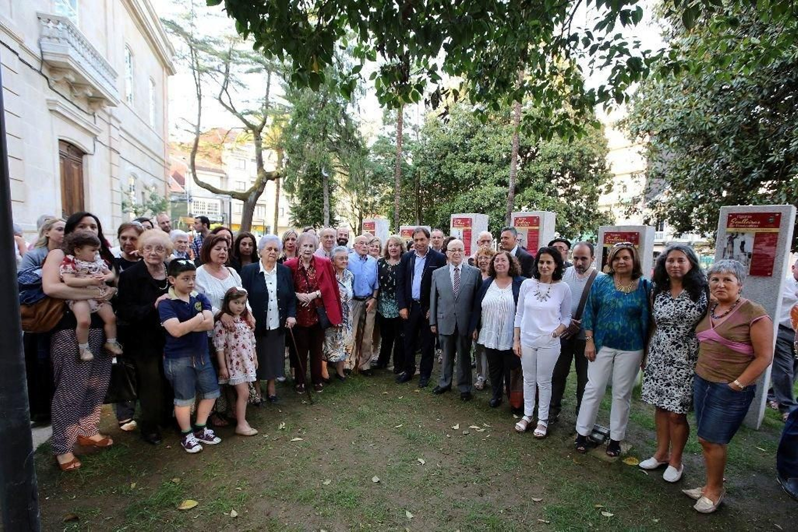 Momento del acto entrañable de ayer en los Xardíns da Xiralda, en la Semana Grande del Corpus.