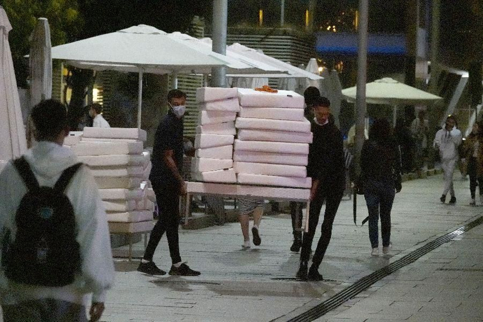 Primera noche sin estado de alarma en Vigo _ Vicente 22