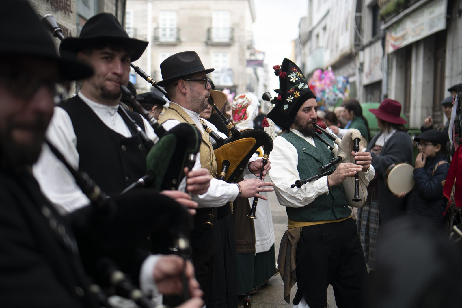 Galería |  Xinzo celebra su Domingo Oleiro con las olas volando en la Plaza Mayor