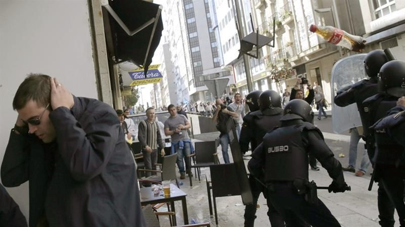 3 Carga policial en la protesta del cerco en Santiago