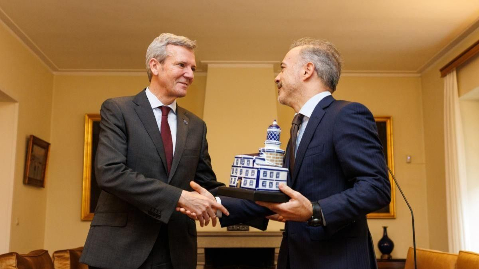 Alfonso Rueda entrega un regalo al presidente de la Cámara Municipal de Oporto, Pedro Duarte.