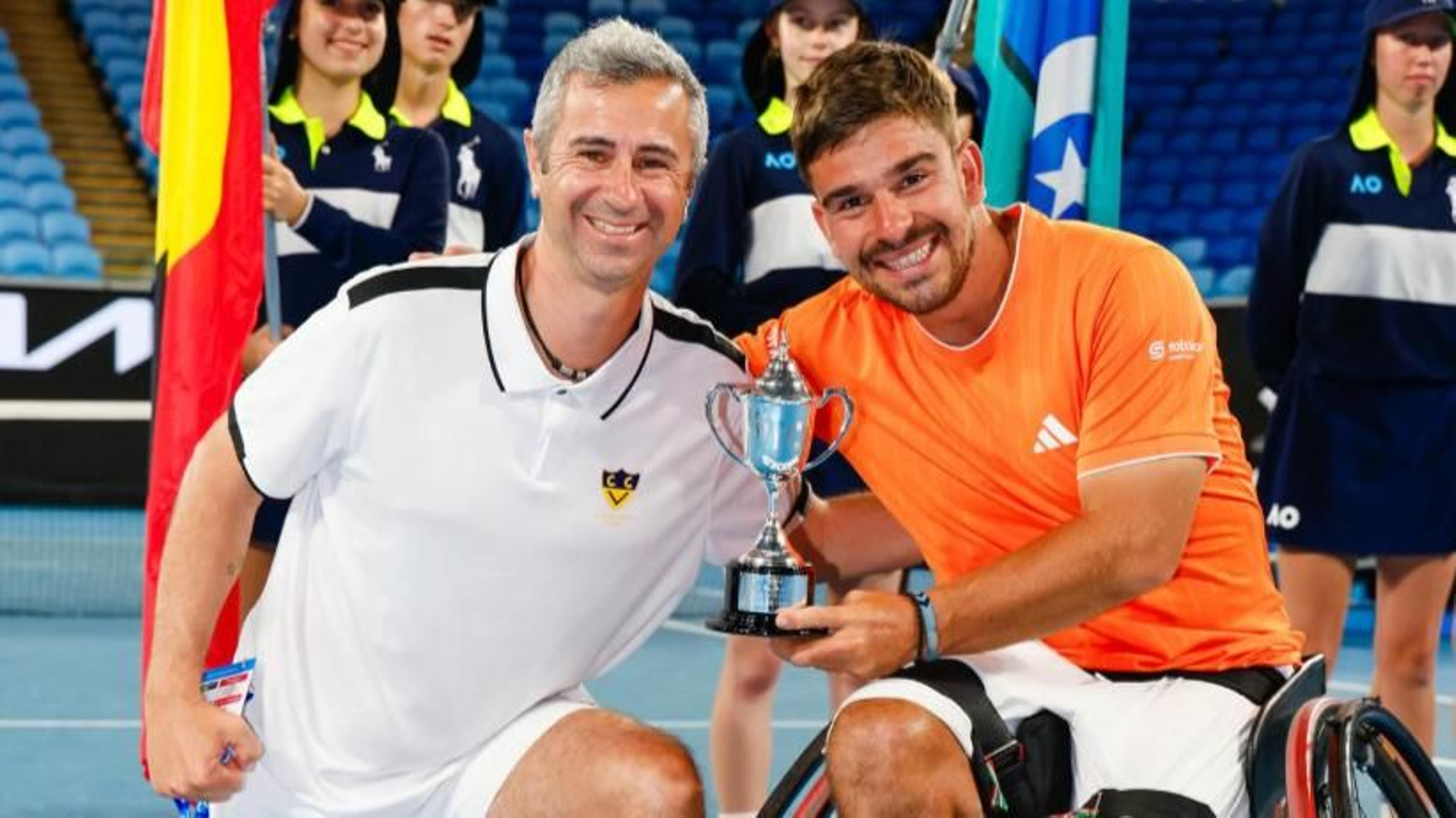 Martín de la Puente junto a su entrenador con el trofeo de plata en el Open de Australia.