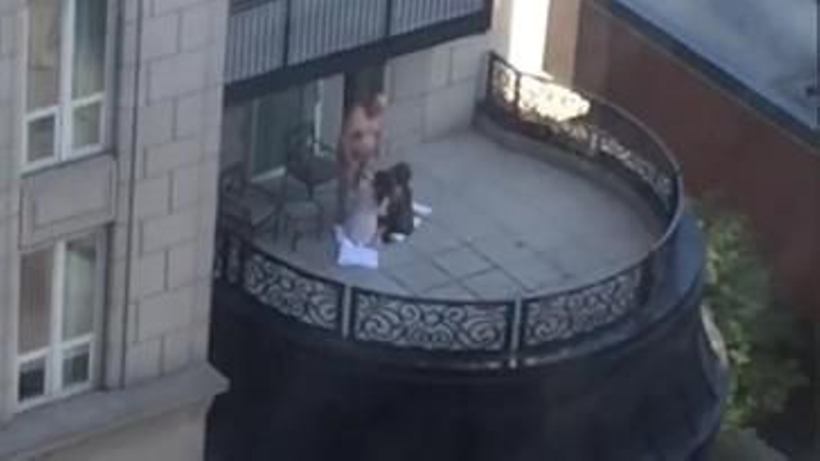 Las imágenes fueron captadas desde el piso de enfrente al hotel.