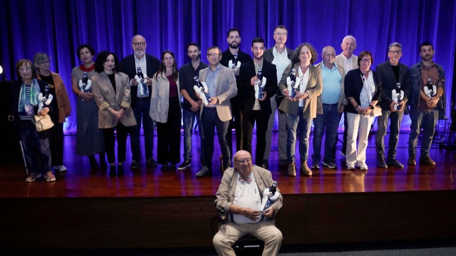 Foto de familia cos galardoados nas dez modalidades culturais que distinguen os Premios da Crítica.