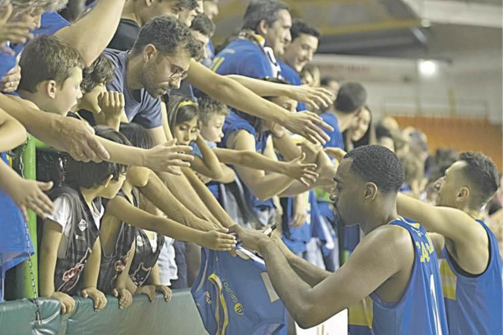 Jugadores del COB, con la afición. (XESÚS FARIÑAS)