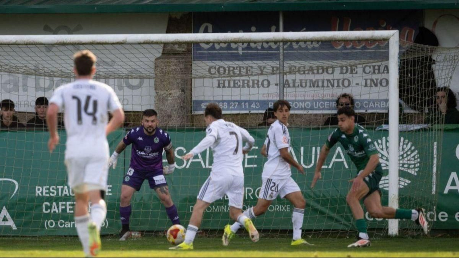El portero ourensano Diego García, en un partido ante el Castilla en Espiñedo.