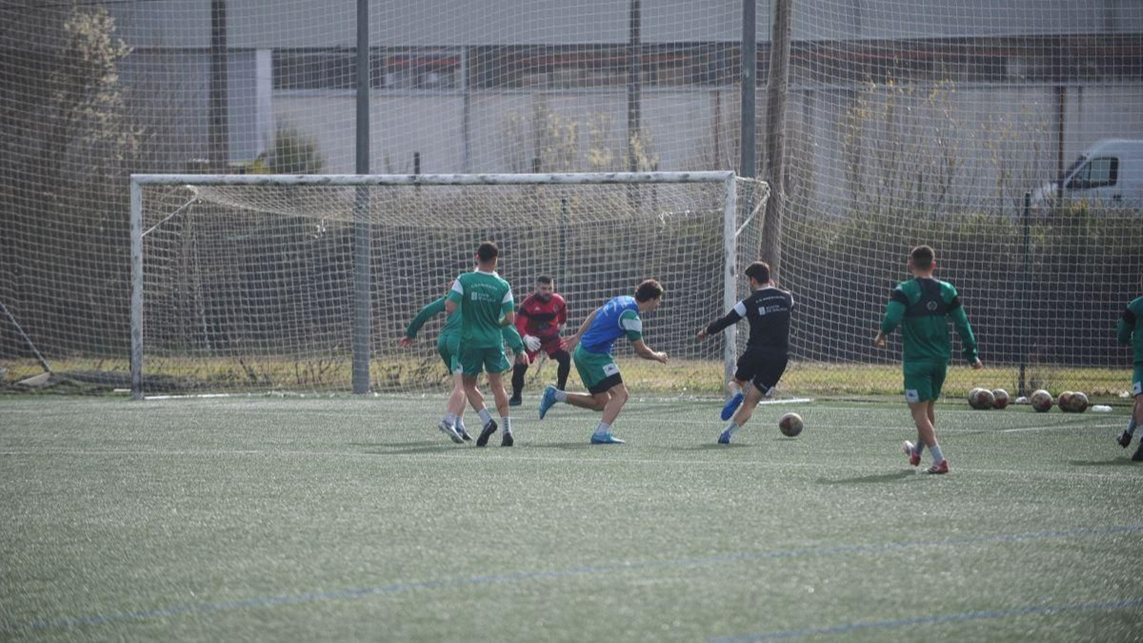 Entrenamiento del Arenteiro en el campo sintético de A Uceira.