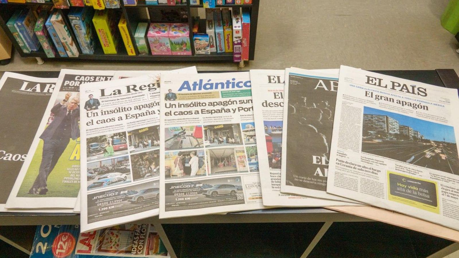La prensa que sí pudo salir el día después del apagón.