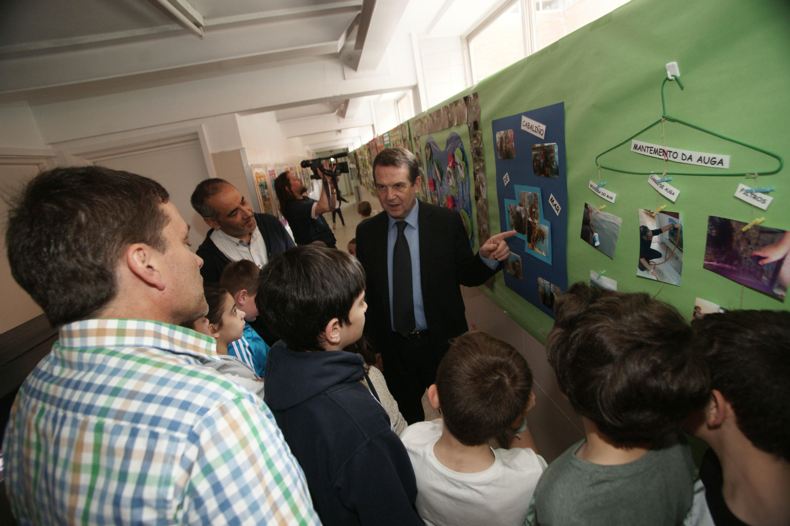 Abel Caballero, ayer en el colegio de Teis, popularmente llamado "el monte".