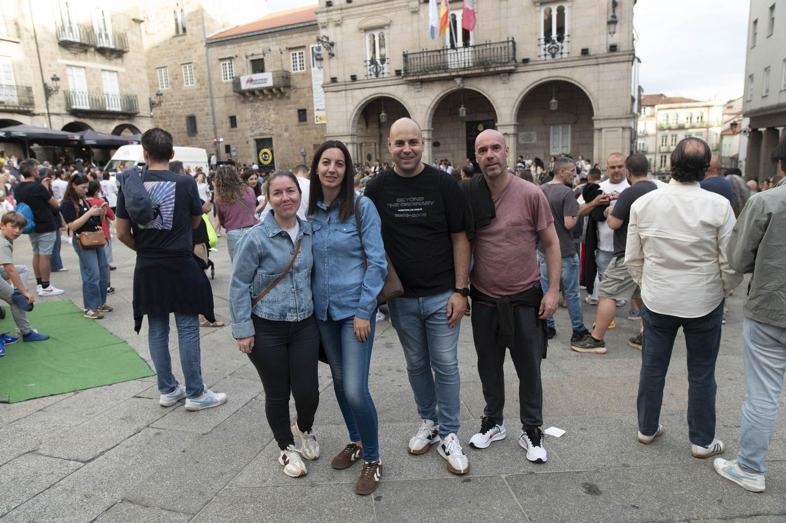 Galería | Ourense sale de compras nocturnas en la Shopping Night