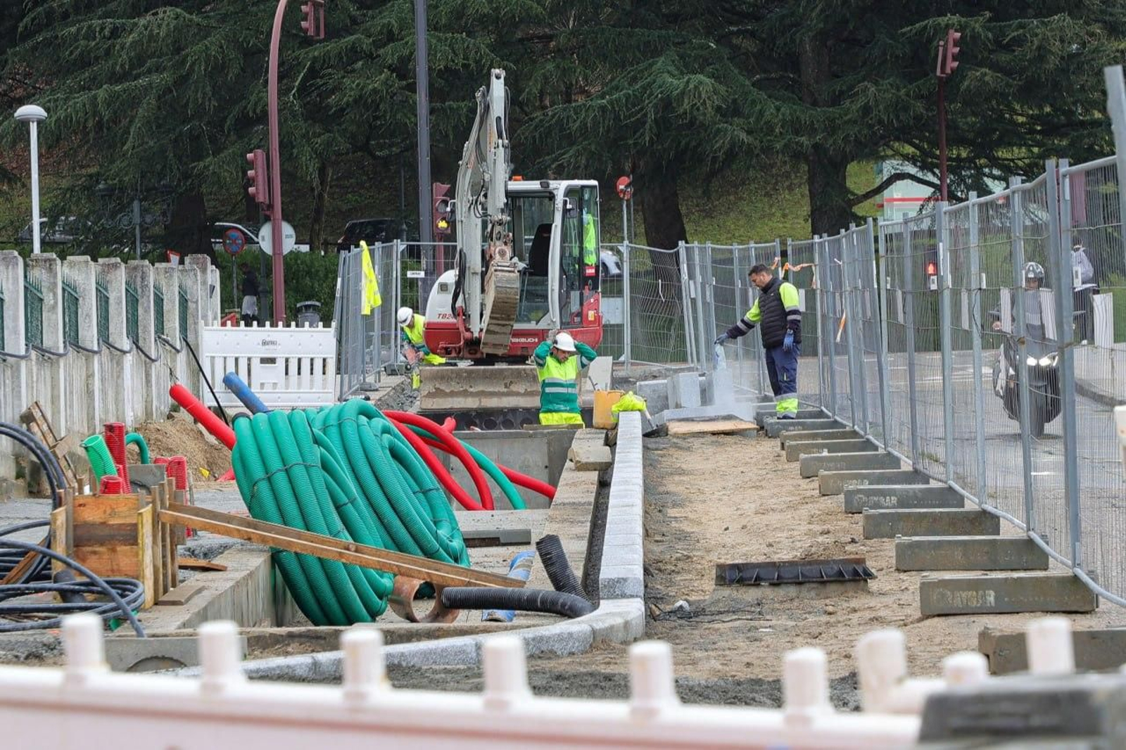 Operarios y maquinaria trabajando en el Paseo de Granada.