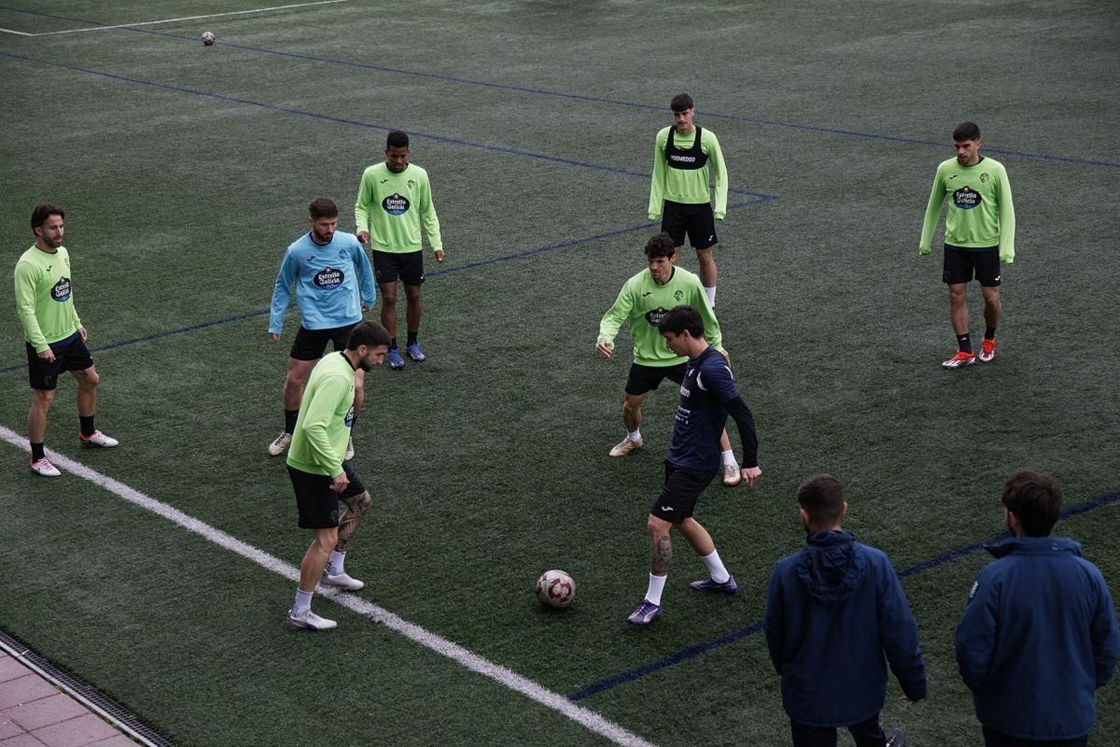 Los jugadores del Ourense CF, en un entrenamiento celebrado en Oira.