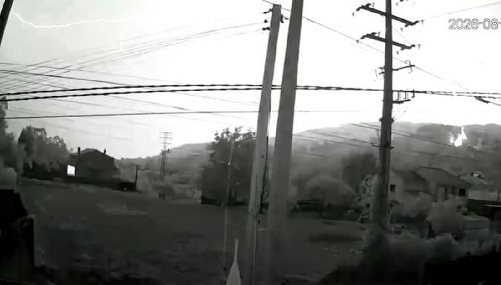 El rayo, a la izquierda, y la vivienda en llamas, en el margen derecho.