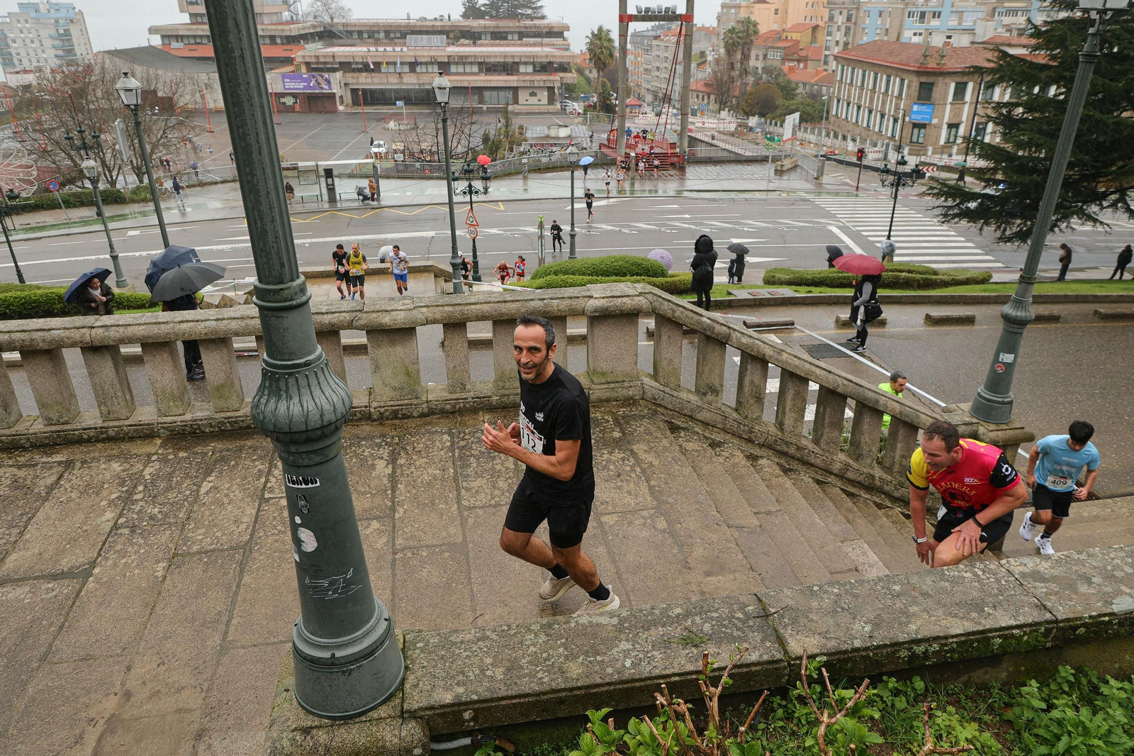 Galería | Cientos de atletas aguantan la lluvia en la Subida ao Castro