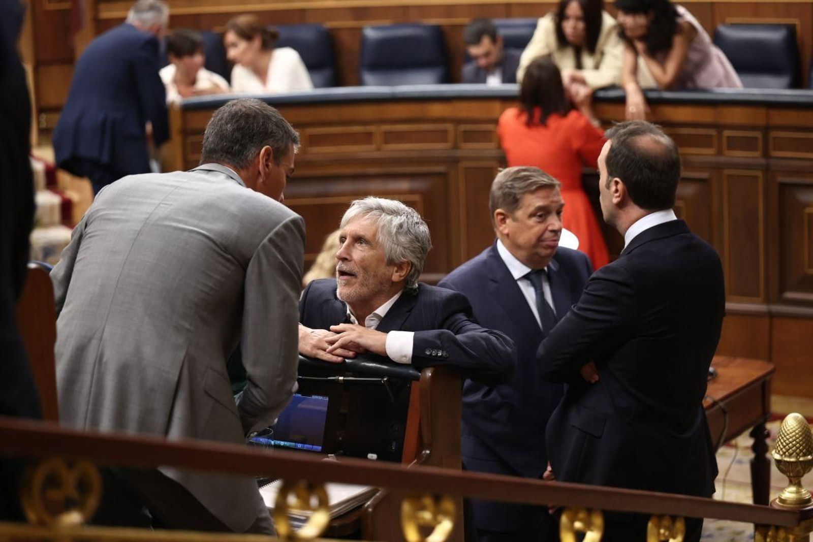Marlaska habla con Sánchez en el Congreso.