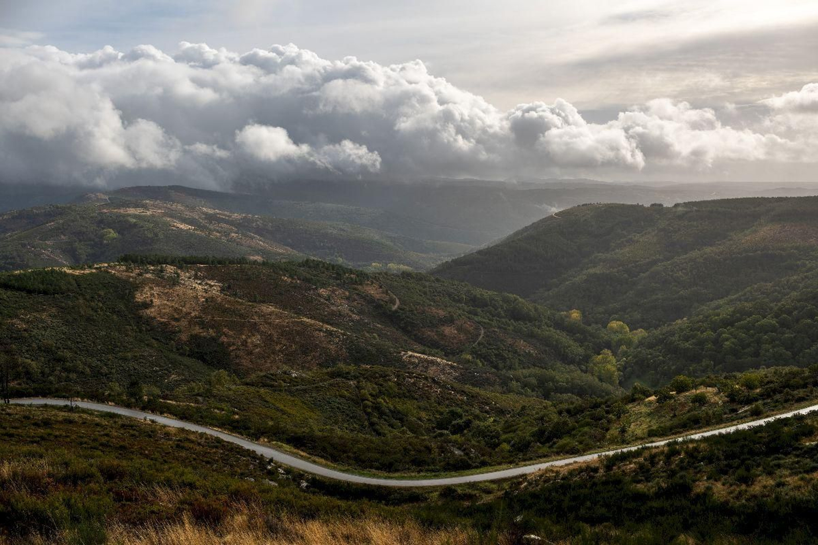 Panorámica onde se aprecia a climatoloxía que rodea os montes de León, Ourense e Portugal. ÓSCAR PINAL